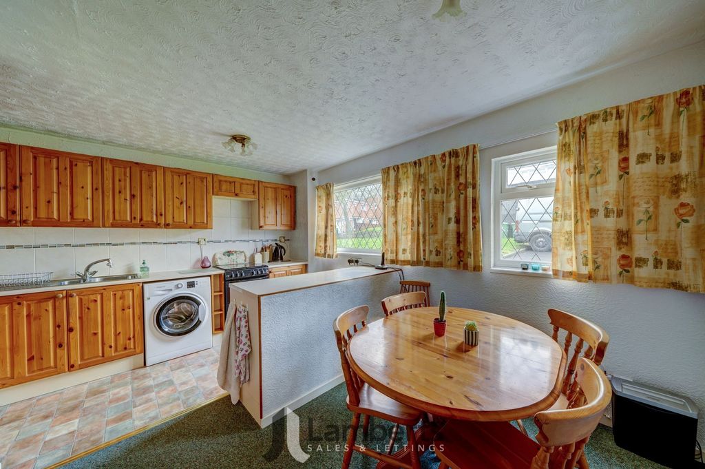 Property photo 3 of 17 Kitchen/Diner