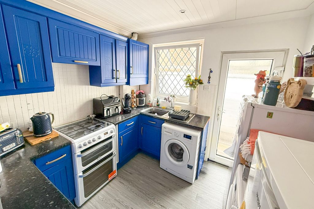 Property photo 3 of 10 Kitchen