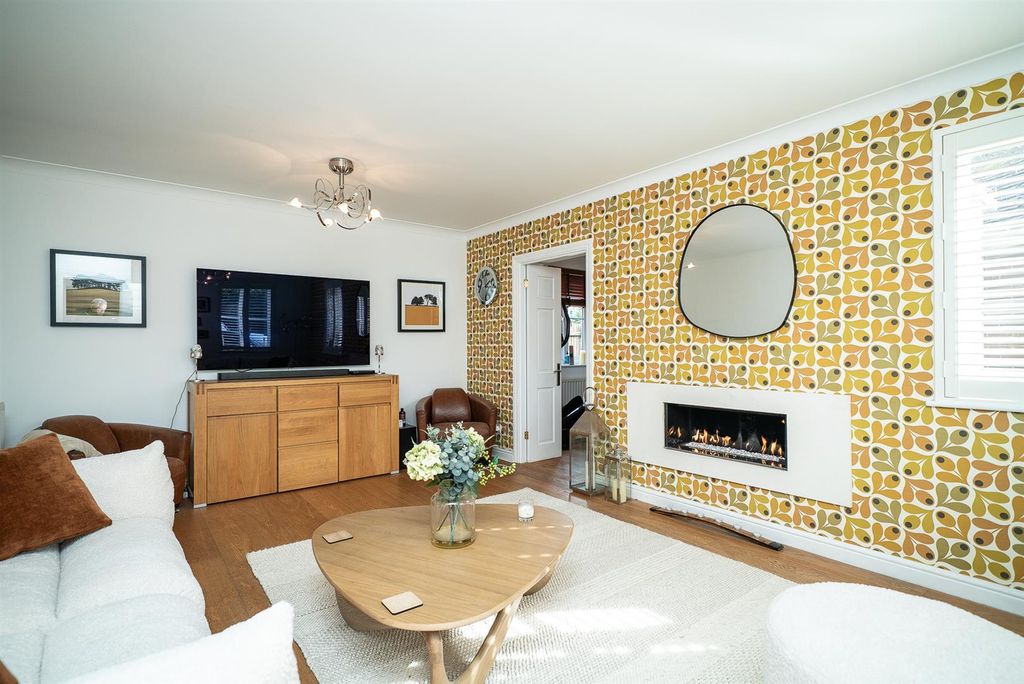 Property photo 3 of 34 Lounge