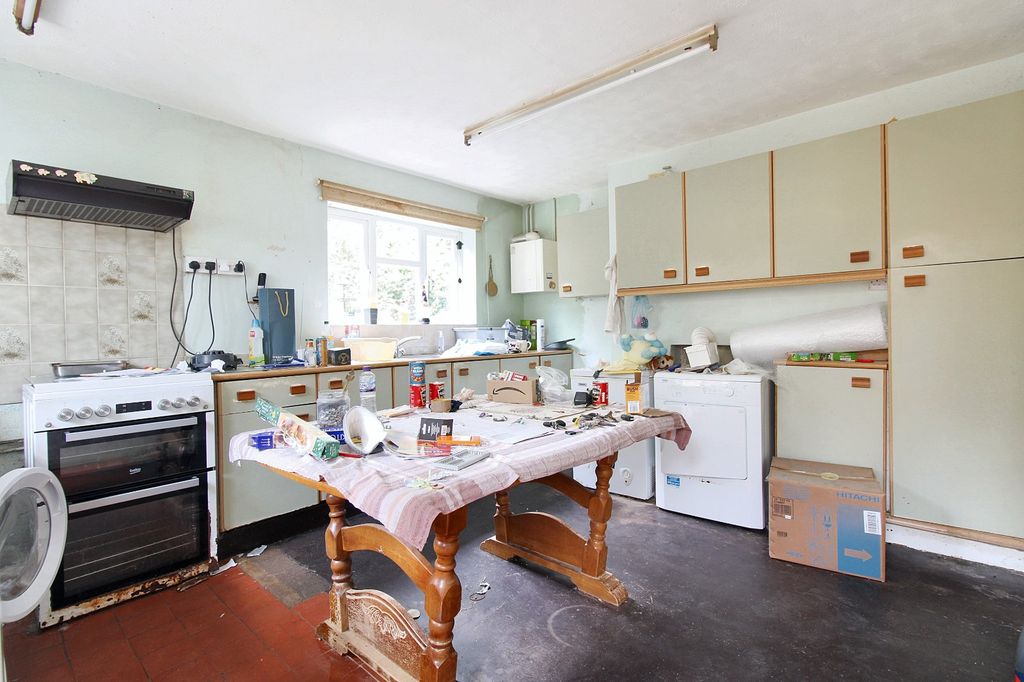 Property photo 2 of 11 Kitchen