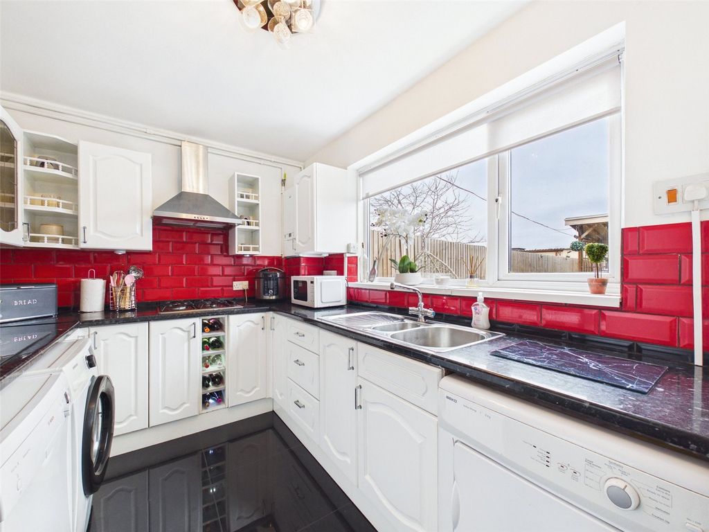 Property photo 2 of 18 Picture No. 12