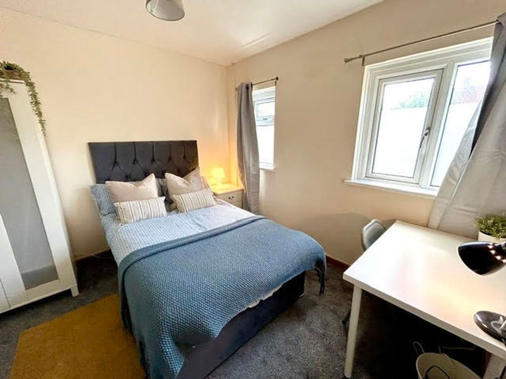Property photo 3 of 6 A Cozy Double Bedroom Featuring Stylish Decor, Amp...