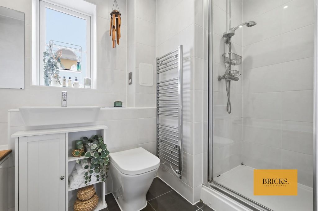 Additional image 18 of 2 bed flat for saleBuckingham Road, Epping CM16