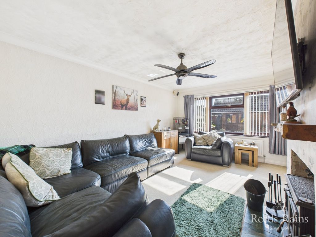 Property photo 2 of 22 Living Room