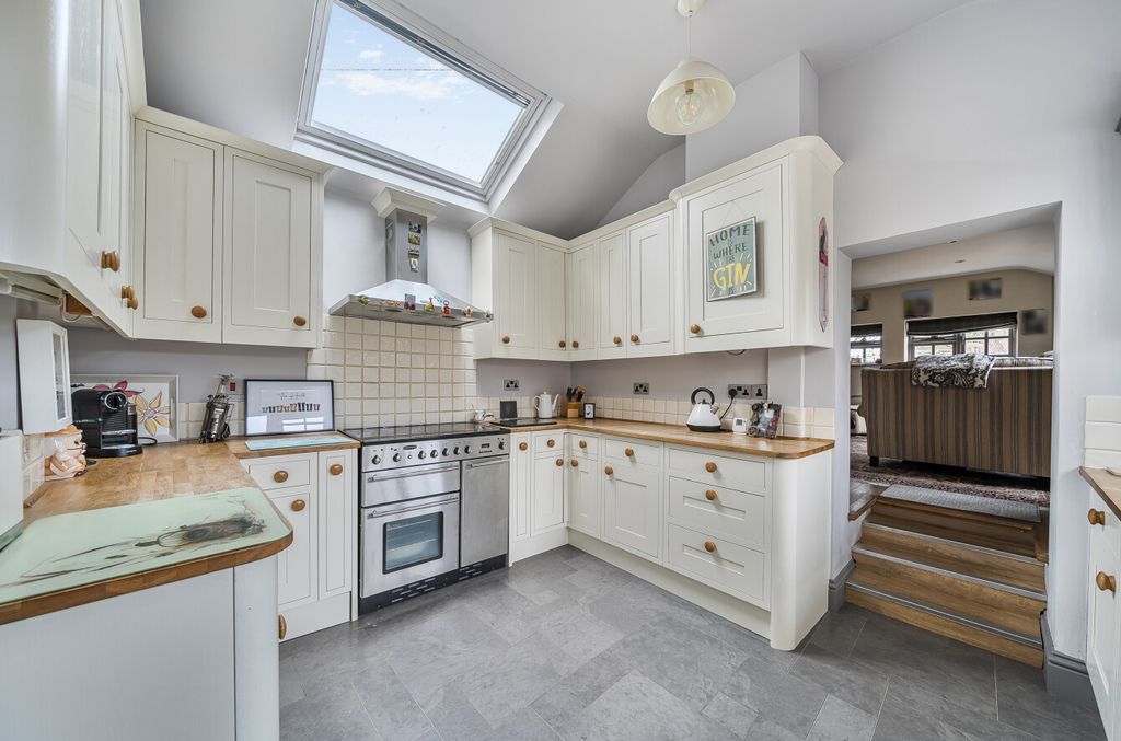 Property photo 3 of 19 1410090-12-698B36...