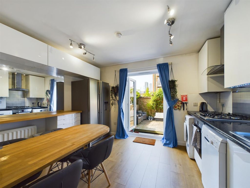 Property photo 3 of 17 Cam01894G0-Pr0028-Still009.Jpg