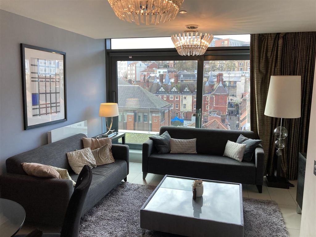 Property photo 3 of 8 Lounge