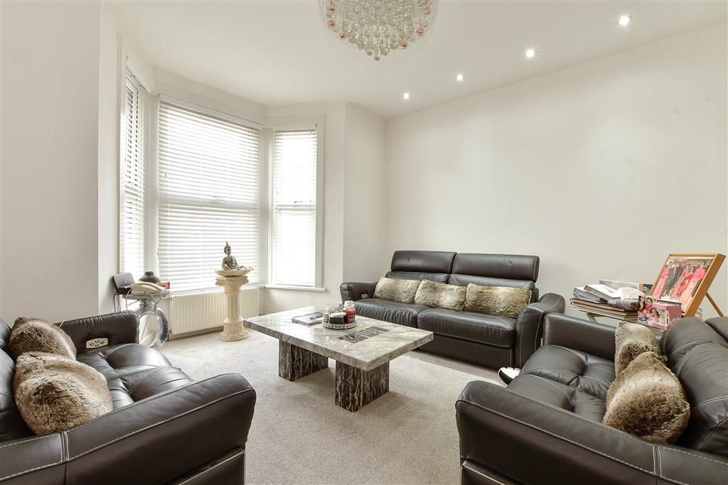Property photo 3 of 11 Lounge