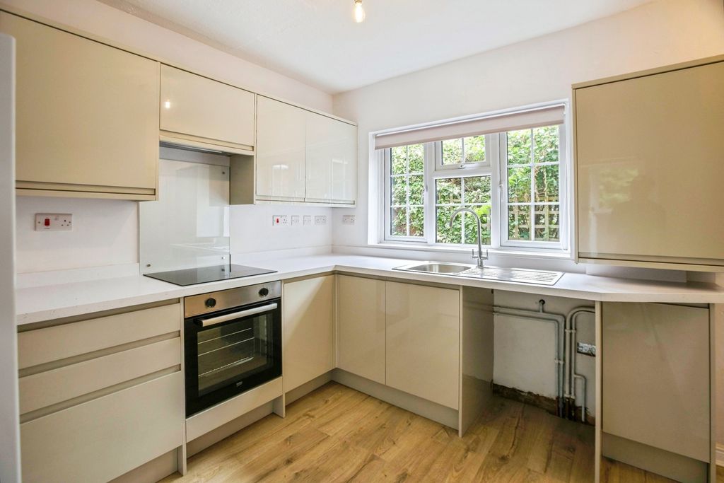 Property photo 3 of 17 Kitchen