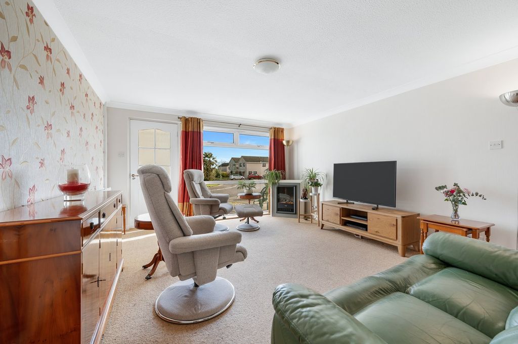 Property photo 2 of 27