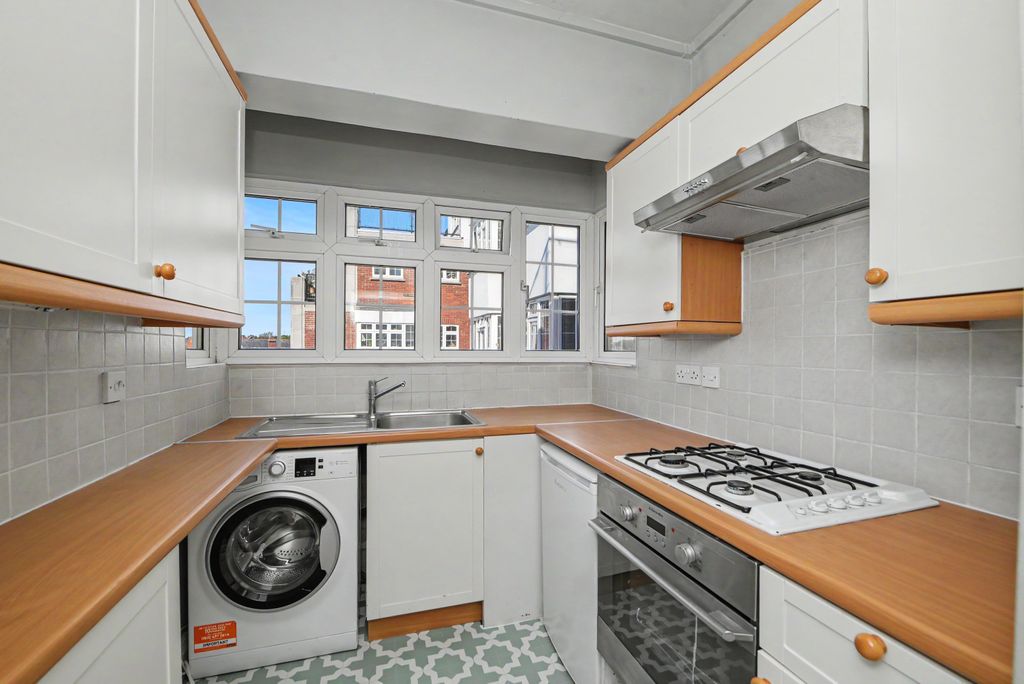 Property photo 3 of 9 30 Seaforth Lodge, 62-66A Barnes High Street, London, Sw13 9Le