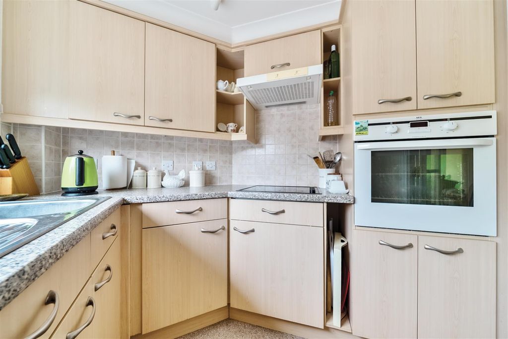 Property photo 2 of 18 Kitchen