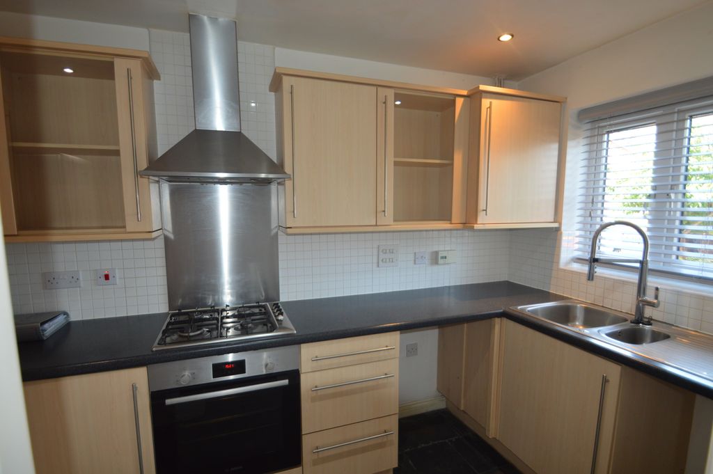 Property photo 2 of 10 Fitted Kitchen