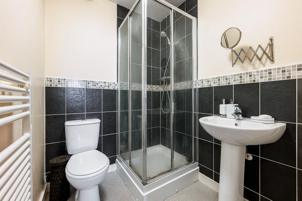 Property photo 3 of 7 Hh 2nd Bathroom.Jpg