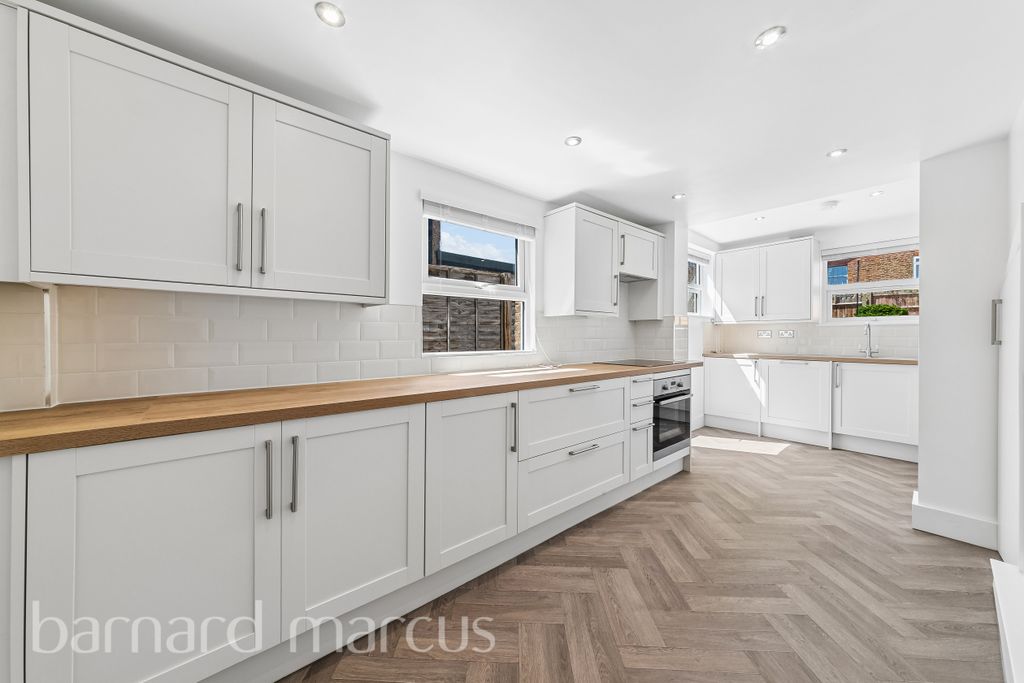 Property photo 1 of 8 Kitchen