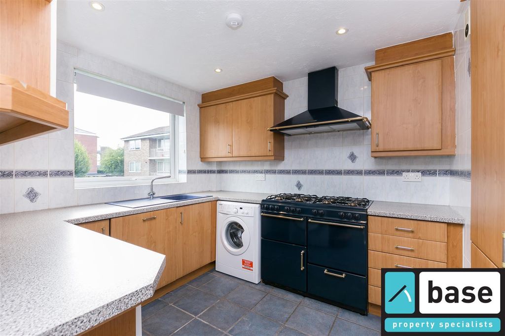 Property photo 2 of 8 Kitchen