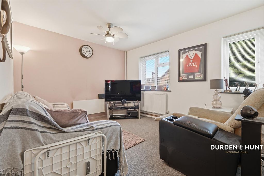 Property photo 2 of 14 Trentbridge Close