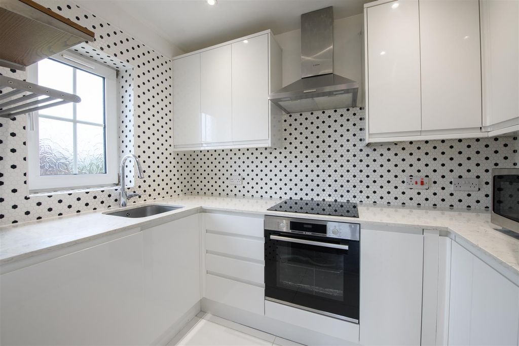 Property photo 2 of 12 Woodmere 11.Jpg