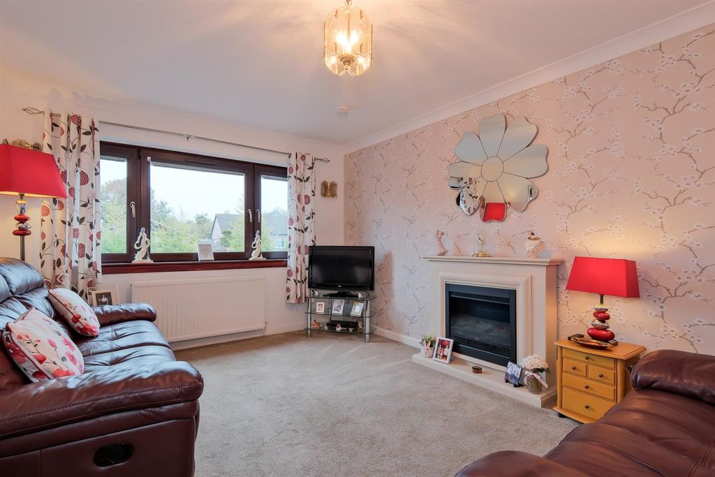 Property photo 3 of 32 Lounge