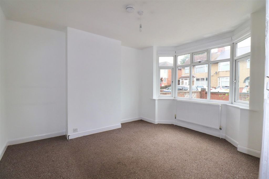 Property photo 2 of 13 9 Thorpe Living.Jpg