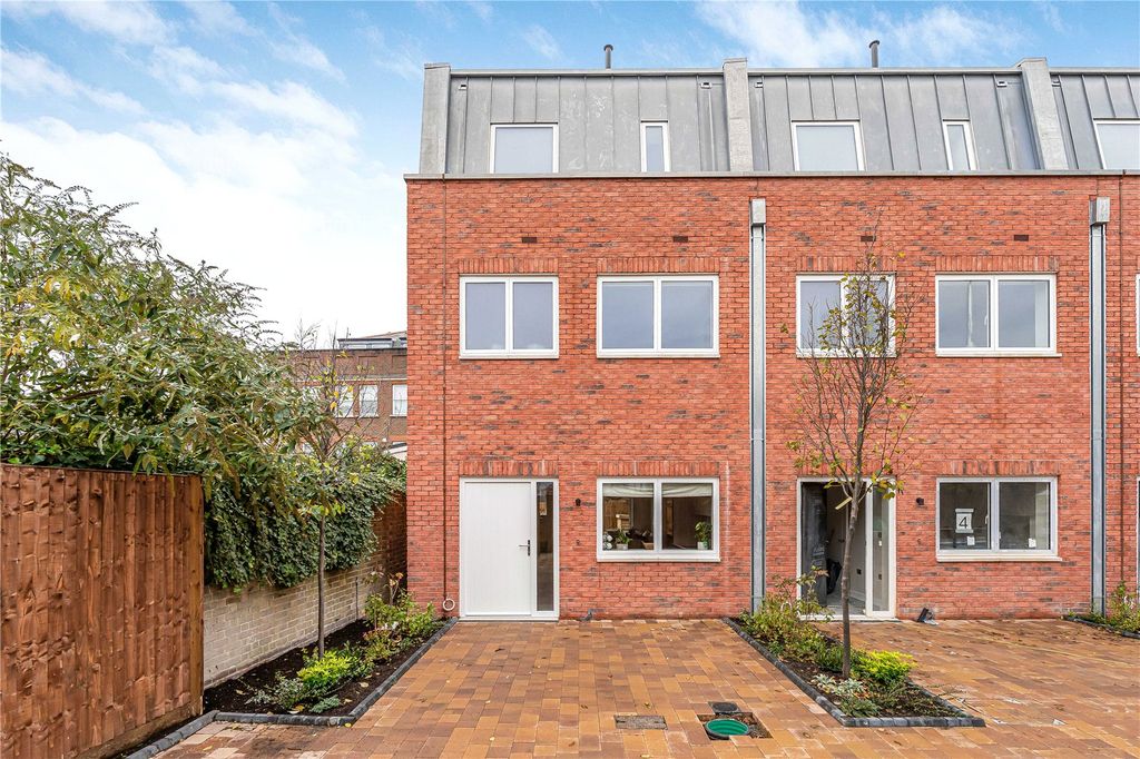 Property photo 3 of 10 External