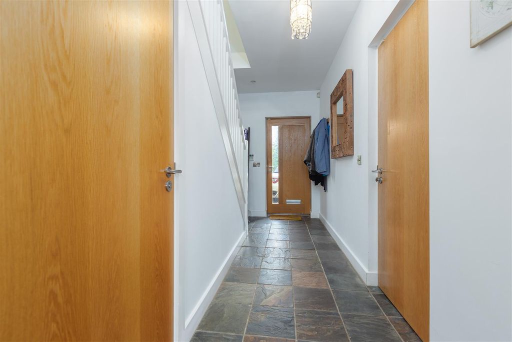 Property photo 2 of 27