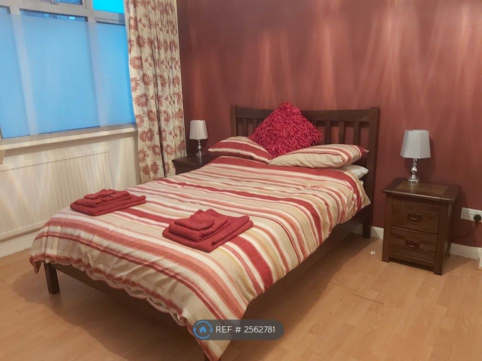 Property photo 1 of 8 Bedroom Curtains Open