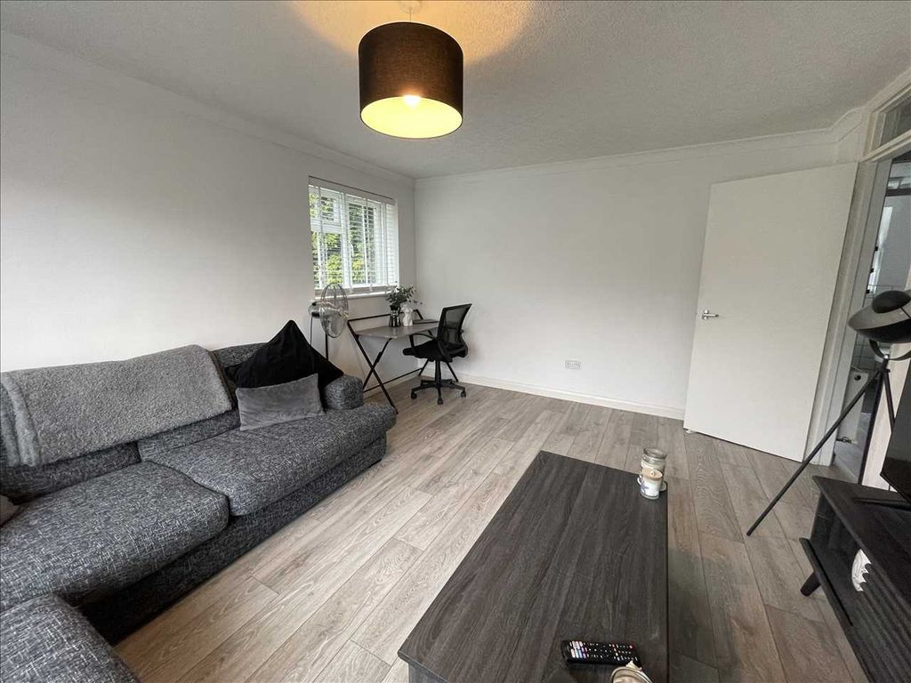 Property photo 3 of 12 Lounge