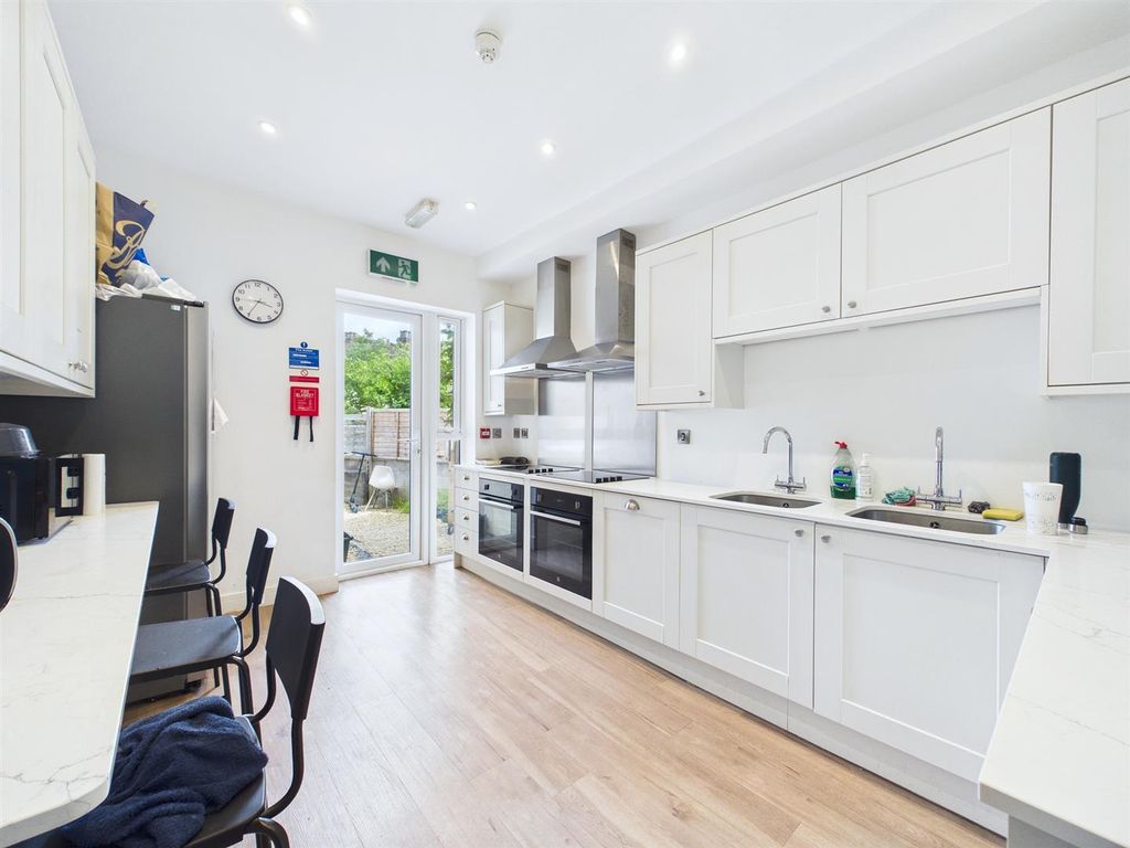 Property photo 3 of 17 6-Bed HMO For Auction, Fishponds (3).Jpg