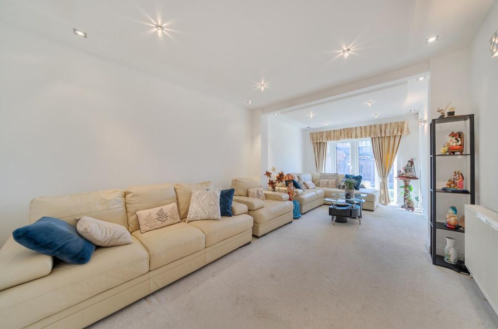 Property photo 2 of 19 Davidson Frost-Wellings, Dfw, Bromefield, Ha7, Liv