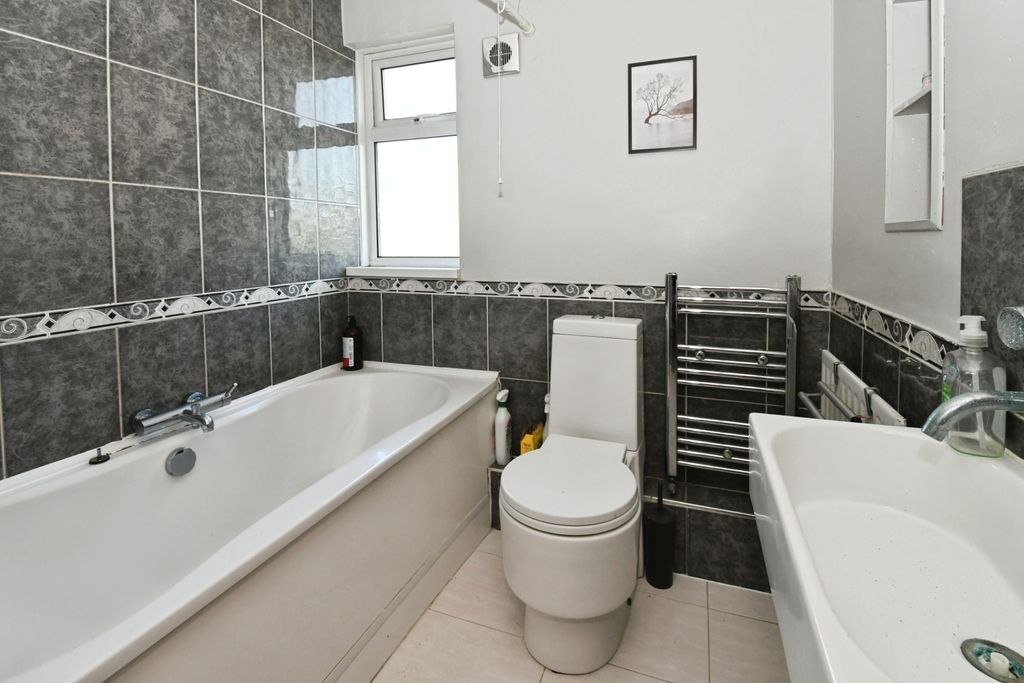 Property photo 3 of 8 Bathroom