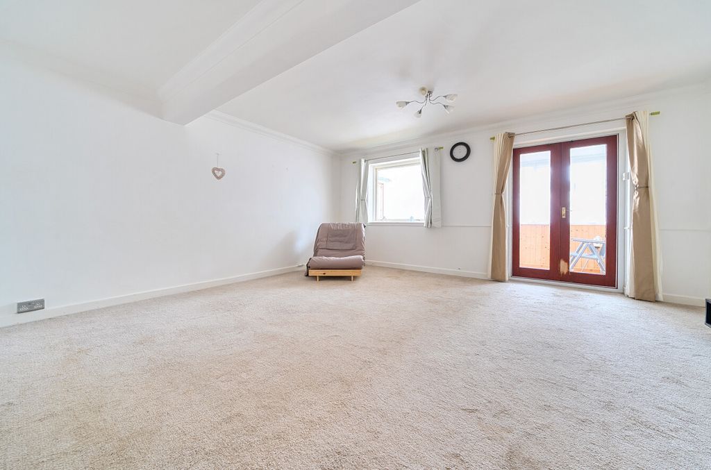 Property photo 2 of 14 1363162-12-68De6d...