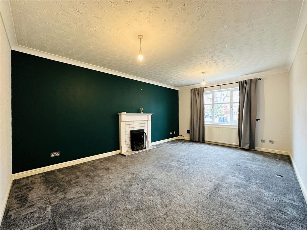 Property photo 2 of 19 Lounge