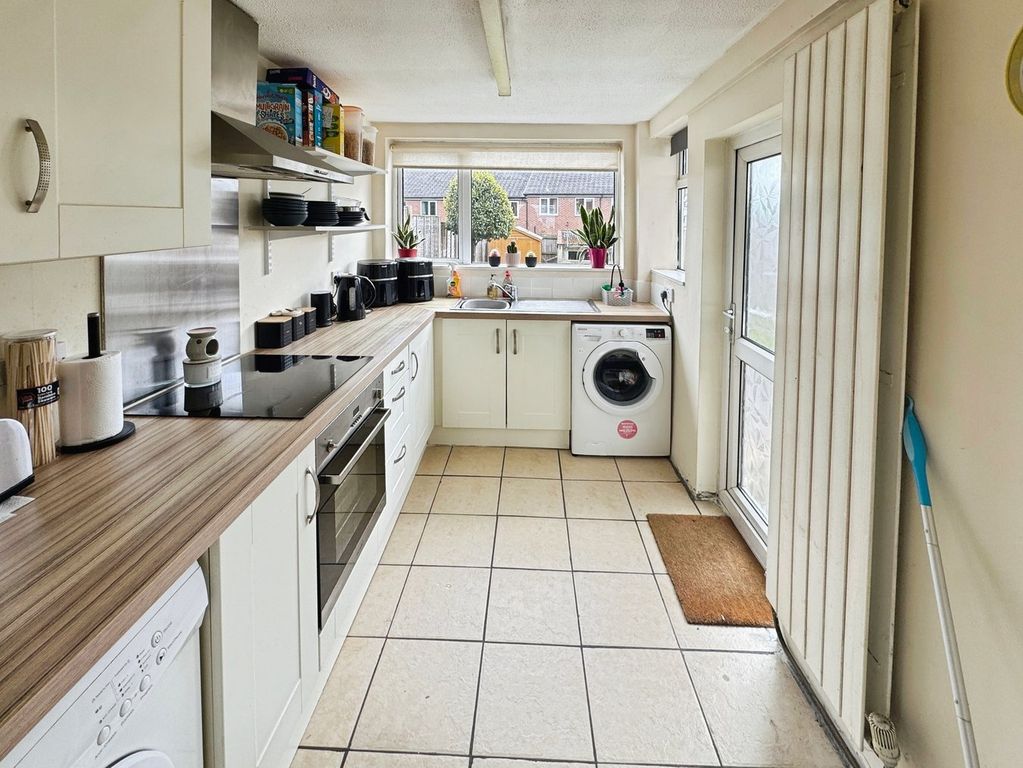 Property photo 3 of 11 Kitchen