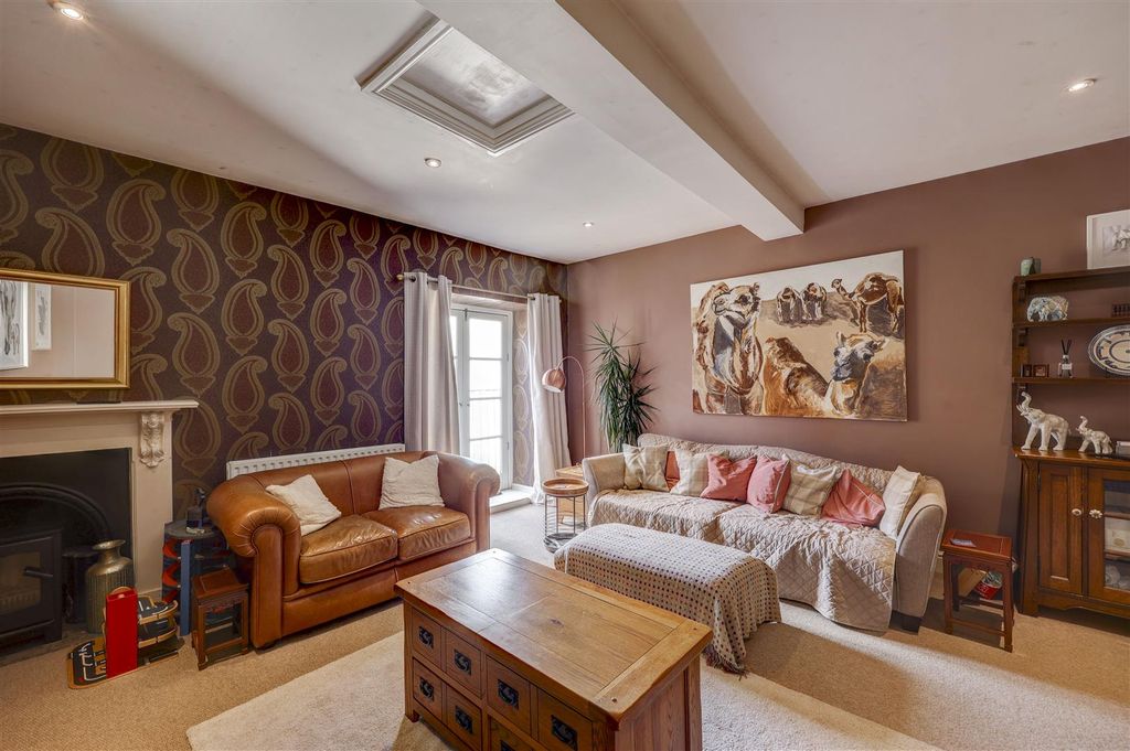 Property photo 3 of 17 Lounge