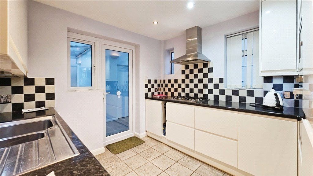 Property photo 3 of 9 Kitchen