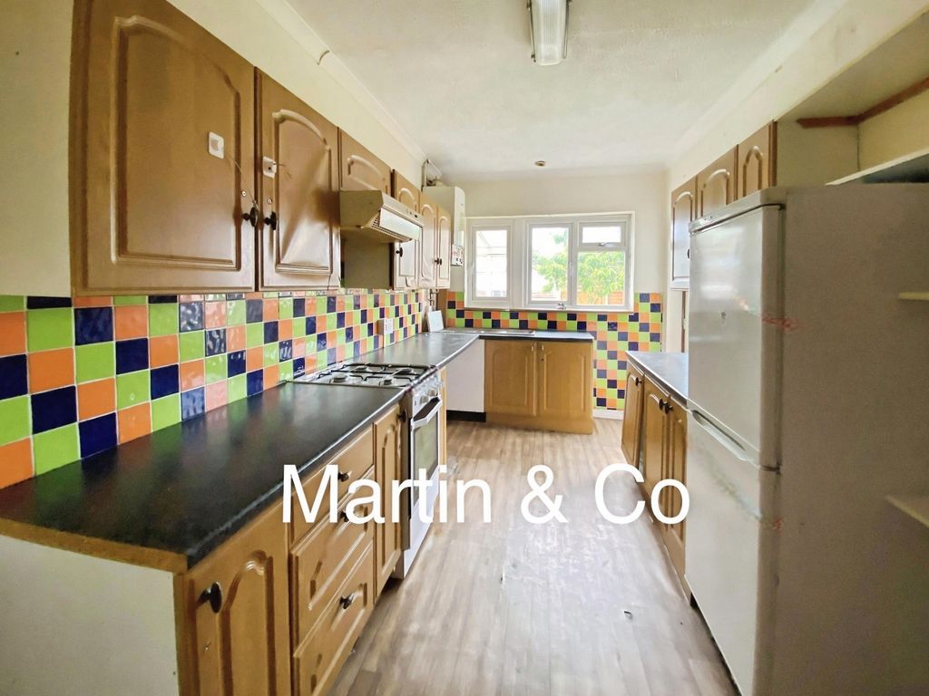 Property photo 3 of 17 Kitchen