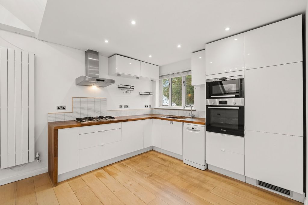 Property photo 3 of 11 Kitchen