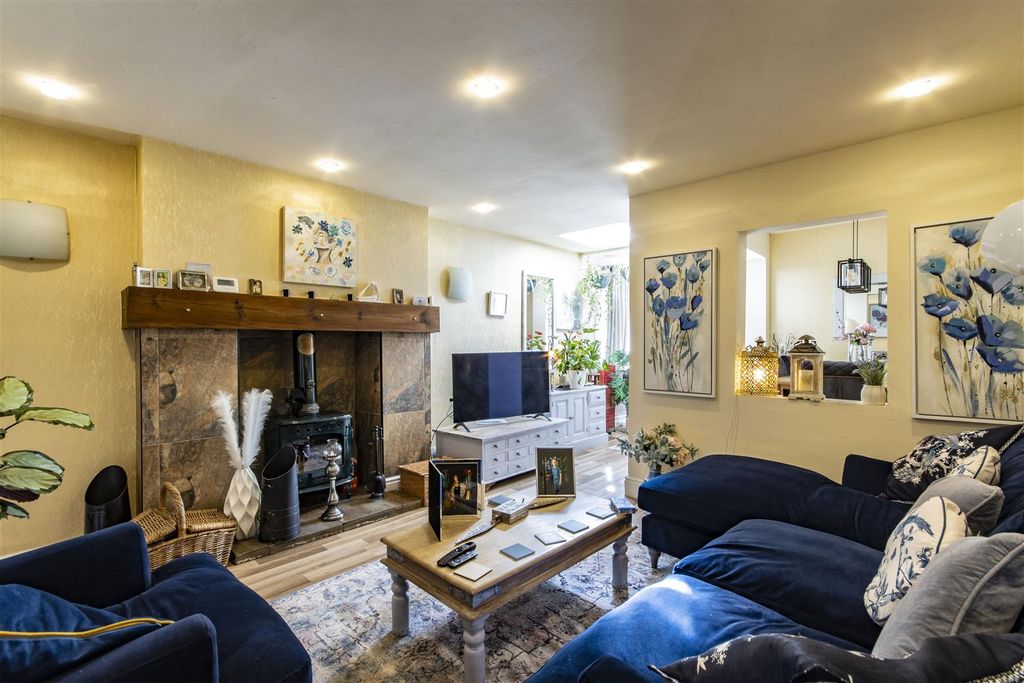 Property photo 3 of 20 Living Room/Snug
