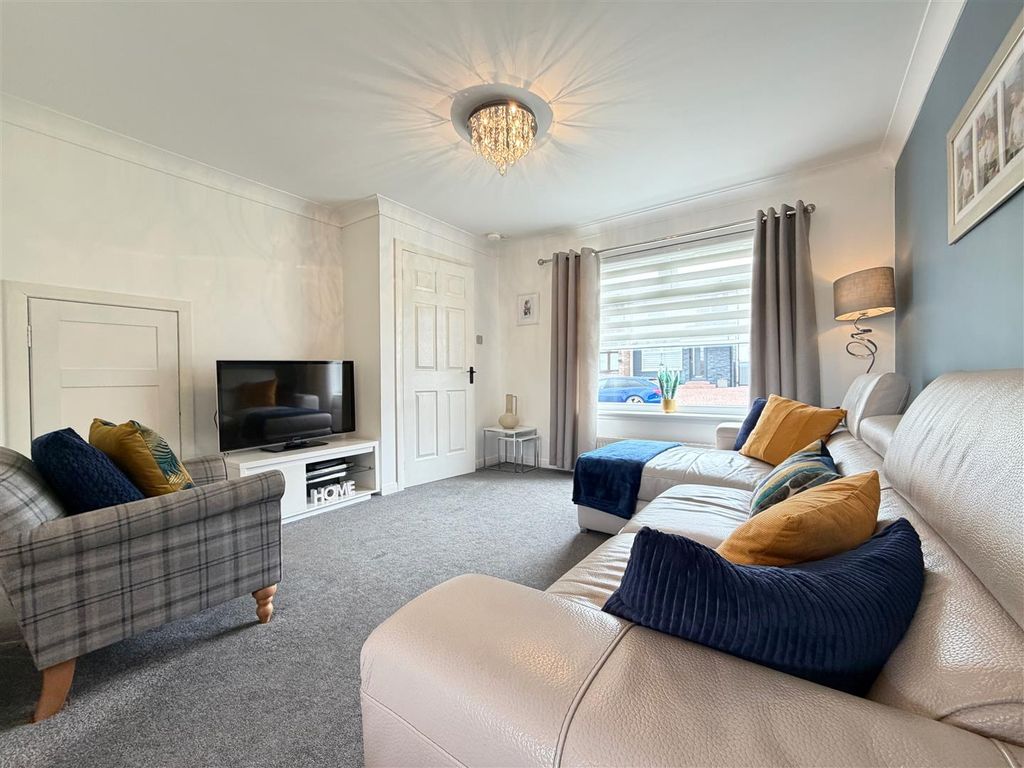 Property photo 2 of 11 Lounge