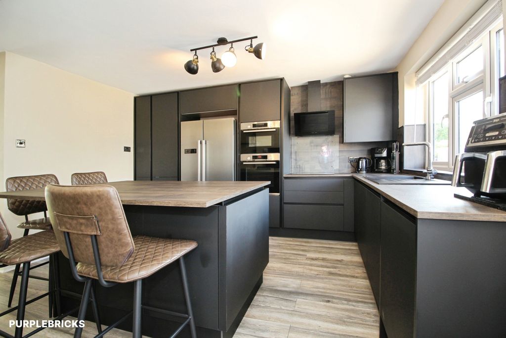 Property photo 3 of 17 Lounge / Kitchen