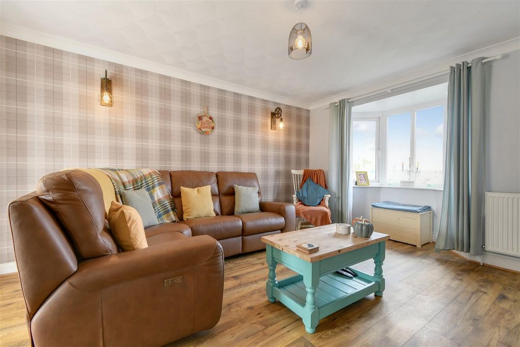 Property photo 2 of 24 Lounge