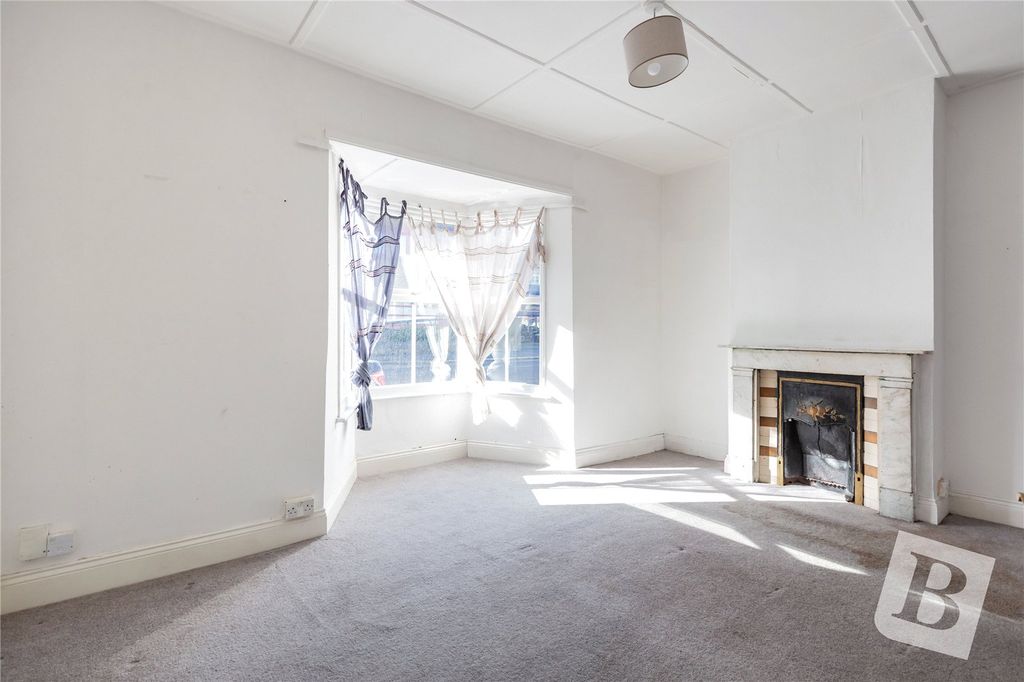 Property photo 2 of 12 Front Lounge
