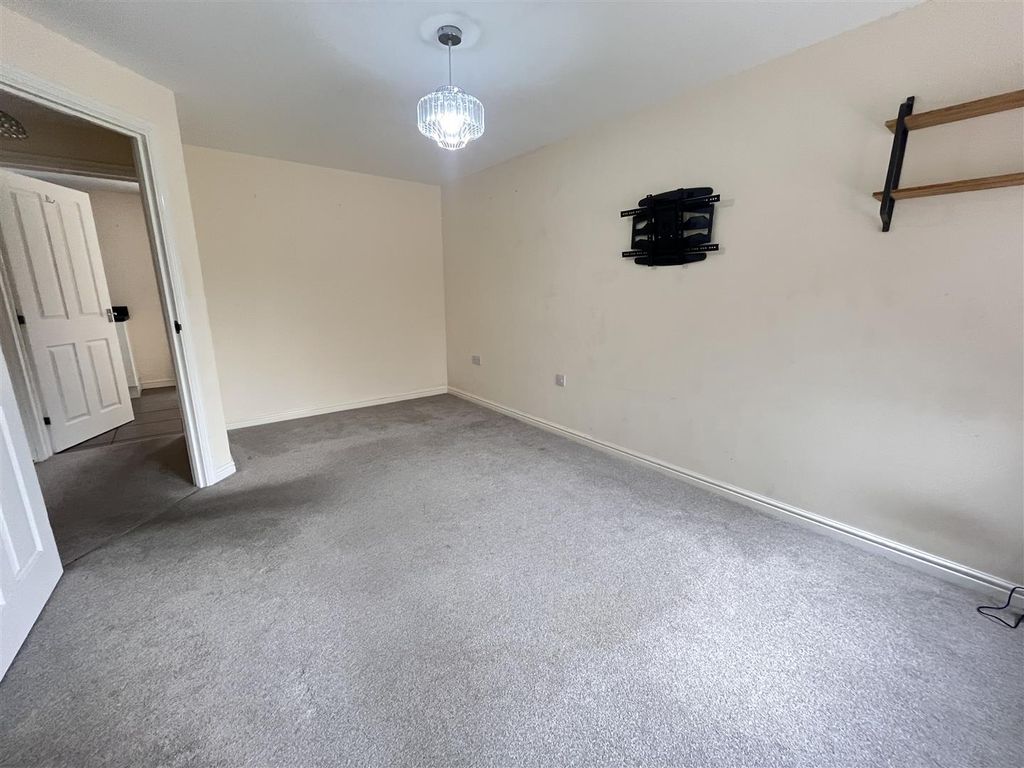 Property photo 3 of 16 Lounge