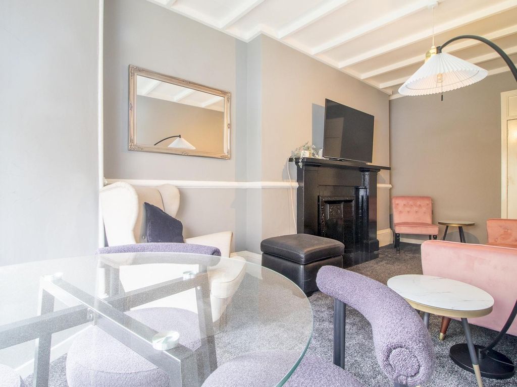 Property photo 1 of 17 Living Room