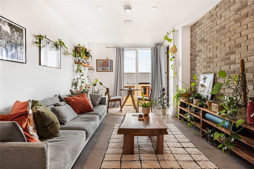Property photo 2 of 22 Reception/Kitchen