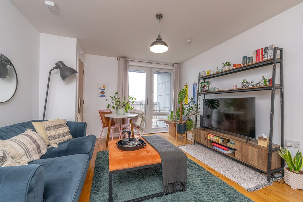 Property photo 2 of 23 Lounge