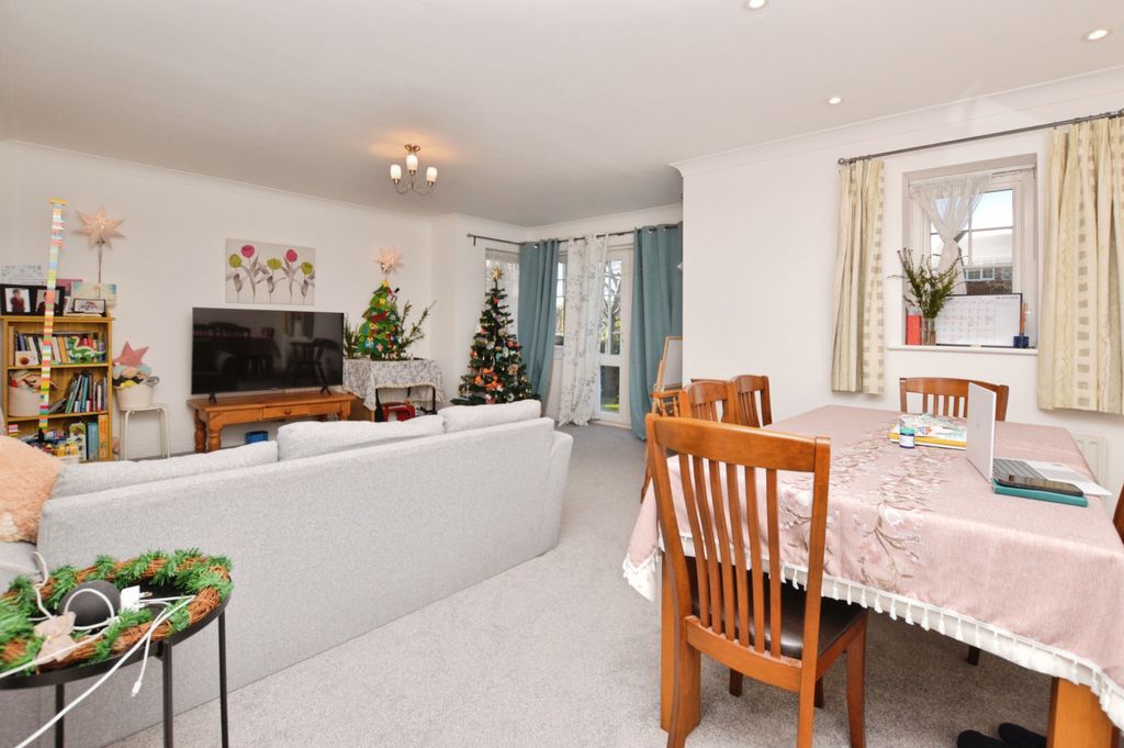 Property photo 3 of 10 Eceb376A-Lounge