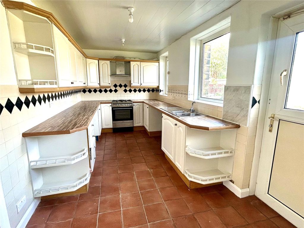 Property photo 3 of 20 Kitchen