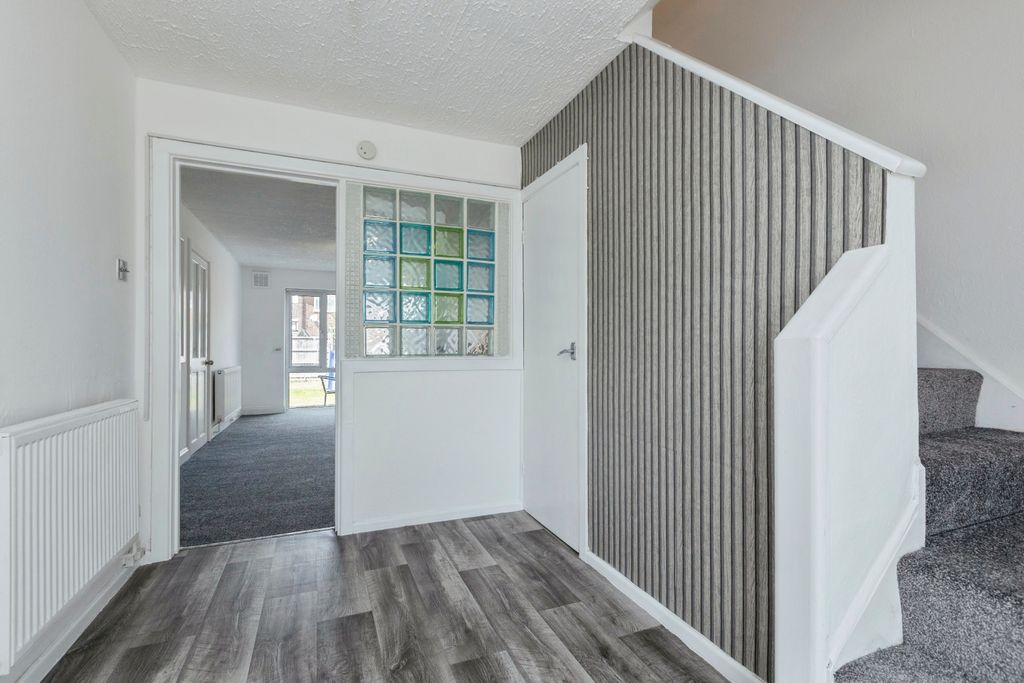 Property photo 2 of 16 Hallway Pt1